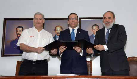  imagen Fotograf&iacute;a del Ministro Andr&eacute;s Navarro al centro; a su derecha Ministro Gonzalo Castillo&nbsp;y a izquierza Director Francisco Pag&aacute;n. 