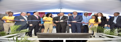  imagen Presidente Medina corta cinta en acto inaugural, a su lado el ministro de educaci&oacute;n y otras personalidades. 