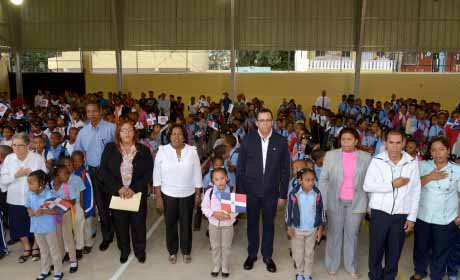  imagen Ministro Andr&eacute;s Navarro junto a estudiantes, docentes y directivos cantan himno nacional. 