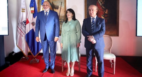  imagen Ministro Roberto Fulcar junto al secretario de la OEI Mariano Jabonero y la secretaria general de la OISS Gina Riaño. 