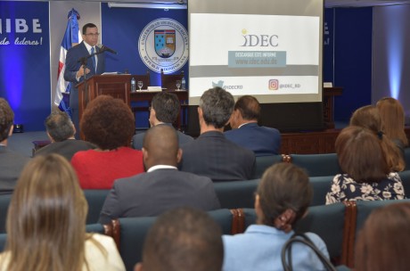  imagen Ministro Andr&eacute;s Navarro desde podium de pie se dirige a personas en presentaci&oacute;n de&nbsp;resultados de informe y monitoreo del IDEC&nbsp; 