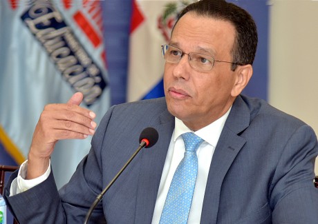  imagen Ministro de educaci&oacute;n sentado frente a micr&oacute;fono durante rueda de prensa. 