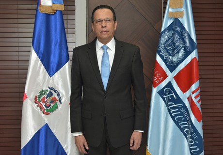  imagen Ministro Antonio Pe&ntilde;a Mirabal de pie en su despacho 