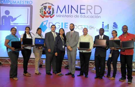  imagen Ministerio de Educación entrega laptops a más de tres mil profesores y profesoras 