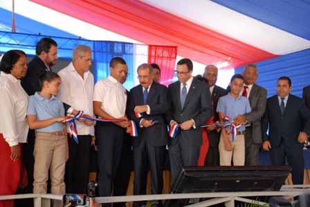  imagen Presidente Danilo Medina y Ministros Andr&eacute;s Navarro en ceremonia de inauguraci&oacute;n en Liceo. 