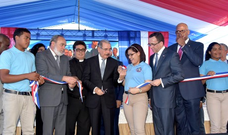  imagen Presidente Danilo Medina corta cinta junto a Ministro Andr&eacute;s Navarro, Estudiante y dem&aacute;s autoridades de nuevo centro educativo&nbsp; 