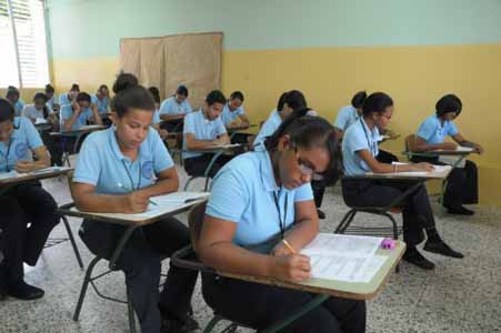  imagen Estudiantes mientras toman prueba. 