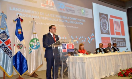  imagen Ministro Andr&eacute;s Navarro como orador en actividad. 
