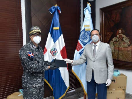  imagen Ministro Pe&ntilde;a Mirabal&nbsp;haciendo entrega de las tablets.
&nbsp; 