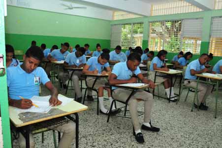  imagen Estudiantes tomando prueba. 