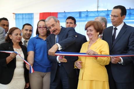  imagen Presidente Danilo Medina de pie cortando cinta junto a ministro Antonio Pe&ntilde;a Mirabal y dem&aacute;s autoridades educativas 