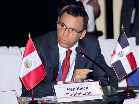  imagen Ministro Andr&eacute;s Navarro sentado palnteando una nueva cidadania desde las aulas en consejo directivo de la OEI 