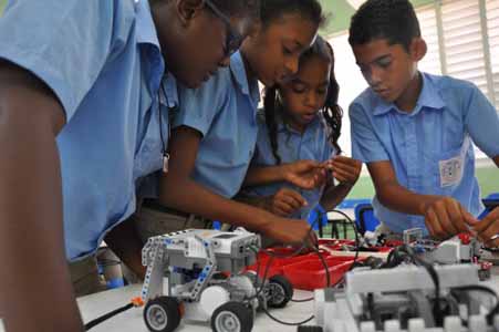  imagen Educación implementa la Robótica Educativa en 230 escuelas e instala 418 laboratorios de informática 