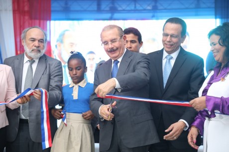  imagen  Presidente Medina y Ministro Peña Mirabal durante el corte de cinta en la inauguración. 