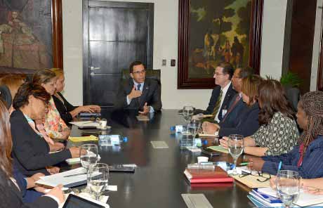  imagen Ministro Andr&eacute;s Navarro a la mesa mientras se dirige a los presentes. 