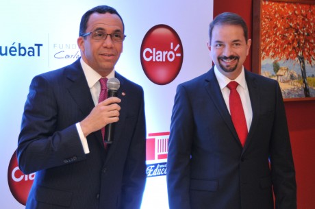  imagen Ministro Andr&eacute;s Navarro con micr&oacute;fono en mano, a su lado el&nbsp;presidente de Claro Dominicana, Oscar Pe&ntilde;a. 