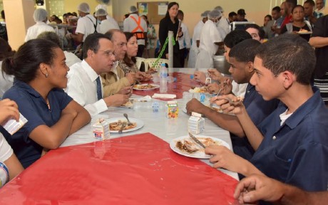  imagen Ministro Pe&ntilde;a Mirabal durante el almuerzo con los estudiantes. 