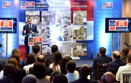  imagen Ministro Andr&eacute;s Navarro desde podium se dirige a autoridades educativas en presentaci&oacute;n de memorias de gesti&oacute;n 2016-2018 del Ministerio de Educaci&oacute;n&nbsp; 