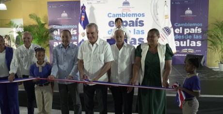  imagen presidente Luis Abinader, junto a Oscar Amargos, viceministro de Supervisión y Control de la Calidad en Inauguración Escuela Ivelisse Prats Ramírez de Pérez 