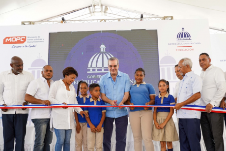  imagen Presidente Luis Abinader junto al ministro de Educaci&oacute;n,&nbsp; &Aacute;ngel Hern&aacute;ndez y&nbsp; dem&aacute;s funcionarios gubernamentales durante el corte de cinta. 