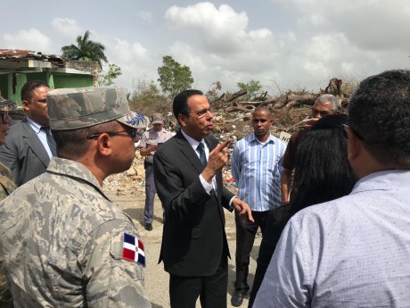  imagen Ministro Antonio Pe&ntilde;a Mirabal durante su recorrido habla con personalidades que le acompa&ntilde;an. 