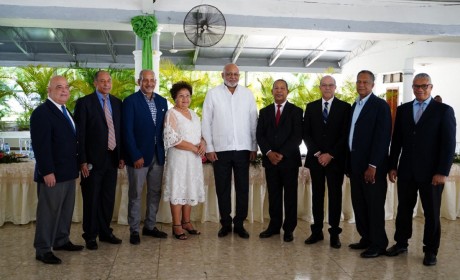  imagen Club Los Prados reconoce los aportes del ministro Roberto Fulcar a la educación y el deporte 