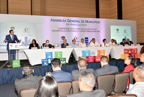  imagen Ministro Andr&eacute;s Navarro en podium se dirige a alcaldes en&nbsp;Asamblea General de Municipios Doctor Rub&eacute;n Lulo Gitte. 