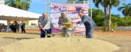  imagen Ministro de educaci&oacute;n Pe&ntilde;a Mirabal junto a Comandante Recio Segura y el doctor Jos&eacute; Juaqu&iacute;n Puello, dan primer palazo. 