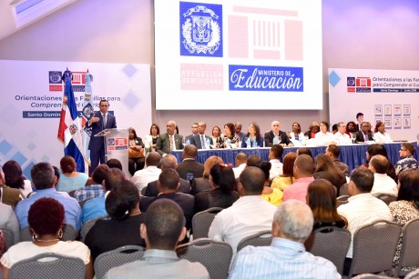  imagen Ministro Andr&eacute;s Navarro desde un podium se dirige a cientos de representantes de las APMAES Santo Domingo&nbsp; 