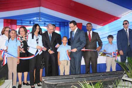  imagen Presidente Danilo Medina mientras corta cinta en acto de inauguraci&oacute;n, le acompa&ntilde;a Ministro Andr&eacute;s Navarro, entre otras personalidades. 