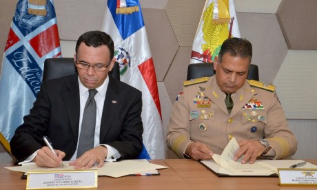 imagen Los Ministros Andr&eacute;s Navarro y Paulino Sem durante firma de convenio. 
