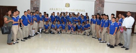  imagen Grupo de estudiantes en pose para foto realizada en el Congreso Nacional. 