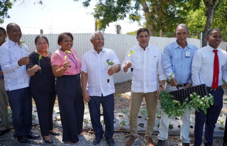  imagen Ministro de Educación, Ángel Hernández sostiene una planta junto a ministro de Agricultura, Limber Cruz.  
