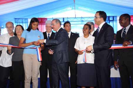  imagen Presidente Danilo Medina corta cinta en acto de inauguraci&oacute;n; a su lado izquierdo el Ministro Andr&eacute;s Navarro, entre otras personalidades. 