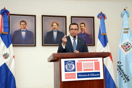  imagen Ministro Andr&eacute;s Navarro de pie desde podium se dirige a la prensa&nbsp; 