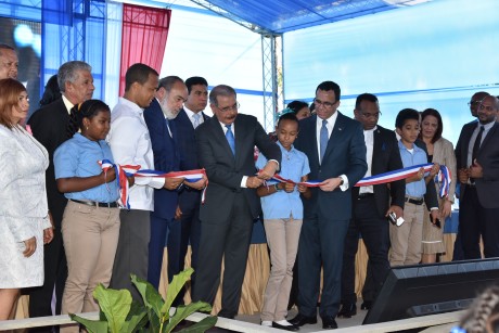  imagen Presidente Danilo Medina junto a Ministro Andr&eacute;s Navarro, Francisco Pag&aacute;n, Director de la OISOE y dem&aacute;s autoridades cortan cinta dejando inaugurado el nuevo plantel.&nbsp; 