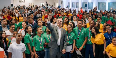  imagen Presidente Luis Abinader con estudiantes&nbsp; 