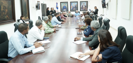  imagen Ministro de Educación,  Ángel Hernández reunido con integrantes de la comisión encargada de revisar y modificar la Ley General de Educación 66-97. 