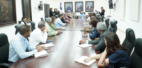  imagen Ministro de Educaci&oacute;n,&nbsp; &Aacute;ngel Hern&aacute;ndez reunido con integrantes de la comisi&oacute;n encargada de revisar y modificar la Ley General de Educaci&oacute;n 66-97. 