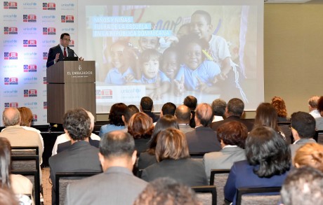  imagen Ministro Andr&eacute;s Navarro se dirige a publico durante evento. 