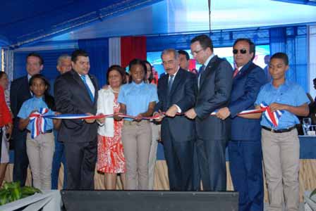  imagen Presidente Danilo Medina, Ministro Andres Navarro junto a otras personalidades durante corte de cinta en acto de inauguraci&oacute;n. 