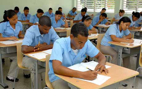  imagen Estudiantes en el aula tomando prueba. 