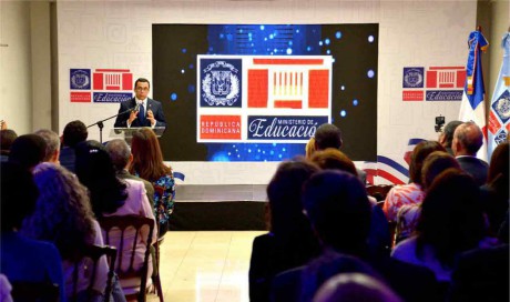  imagen Ministro Andr&eacute;s Navarro durante su discurso; a su espalda, en pantalla grande, Nueva imagen del Logo Institucional. 