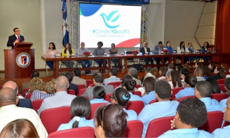  imagen participantes del evento. Ministro Andr&eacute;s Navarro durante su participaci&oacute;n. 