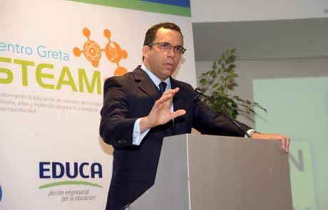  imagen Ministro de Educaci&oacute;n Andr&eacute;s Navarro participa como orador invitado en el seminario. 