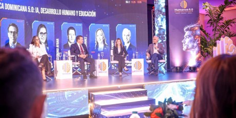  imagen Luis Miguel De Camps participando&nbsp;en el panel &ldquo;Rep&uacute;blica Dominicana 5.0: IA, desarrollo humano y educaci&oacute;n&rdquo;, en el Congreso Internacional Humanos 5.0 