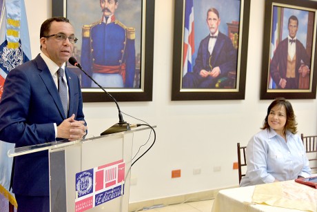  imagen Ministro Andr&eacute;s Navarro de pie desde podium al lado de Directora General de Compras y Contrataciones quien est&aacute; sentada en mesa principal dejando aperturado nuevo taller institucional&nbsp; 