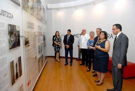  imagen Ministro Andr&eacute;s Navarro durante su visita por Museo Memorial de la Resistencia, le acompa&ntilde;an otras personalidades. 