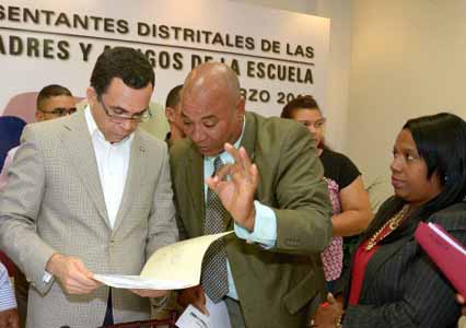  imagen Ministro Andrés Navarro mientras lee documentación de sugerencia. 