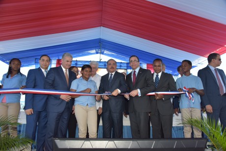  imagen Presidente Medina, Ministros Andr&eacute;s Navarro y Gonzalo Castillo&nbsp;durante acto de inauguraci&oacute;n. 